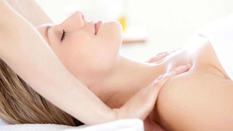 Massage vùng da ngực thường xuyên