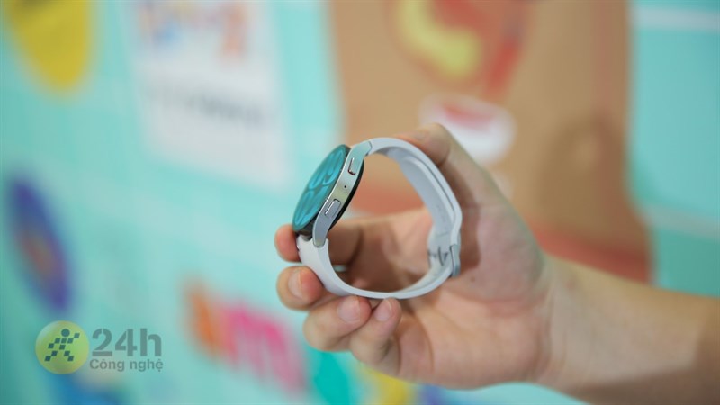 Cạnh phải của Galaxy Watch6.