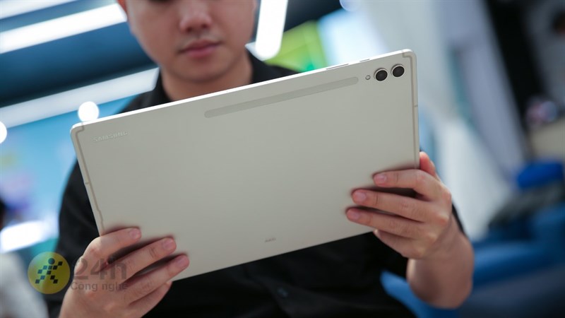 Phía dưới các ống kính camera là khu vực dùng để sạc cho bút S Pen.