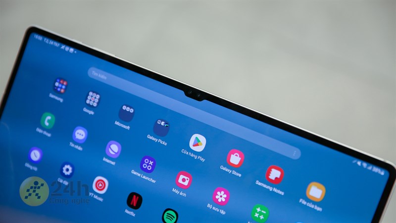 Màn hình Galaxy Tab S9 Ultra có phần khuyết nhỏ chứa camera selfie của máy
