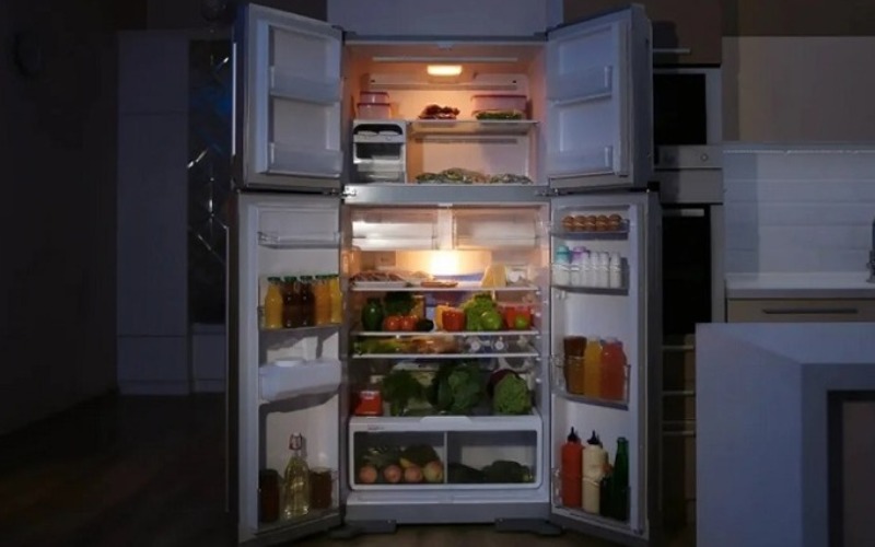 Vì sao không nên rút dây điện tủ lạnh thường xuyên?