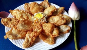 Cách làm snack cánh hoa sen giòn rụm, cực lạ miệng