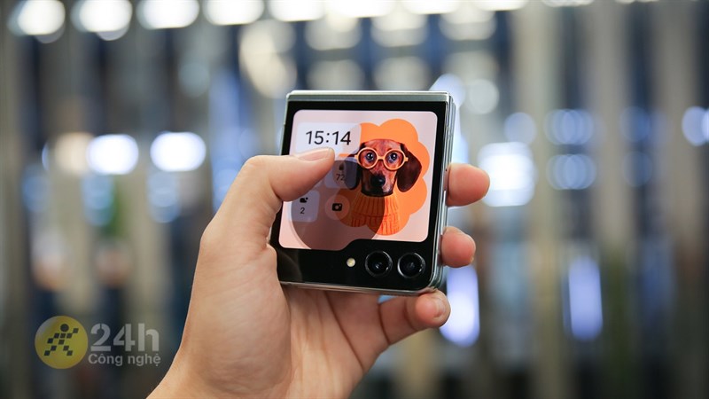 Màn hình phụ trên Galaxy Z Flip5 được mở rộng ra Màn hình phụ trên Galaxy Z Flip5 được mở rộng ra