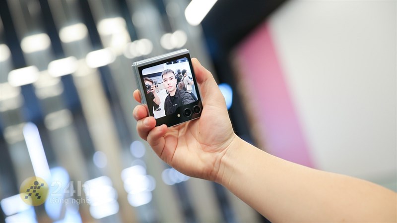 Galaxy Z Flip5 có được những nâng cấp nhỏ, nhưng hiệu quả lại cực kỳ lớn Galaxy Z Flip5 có được những nâng cấp nhỏ, nhưng hiệu quả lại cực kỳ lớn