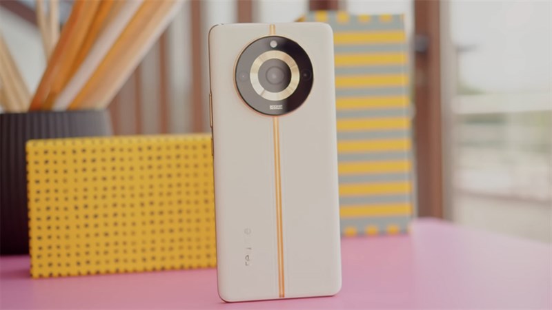 realme 11 Pro+ có mặt sau khá tinh tế và thiết kế sang trọng