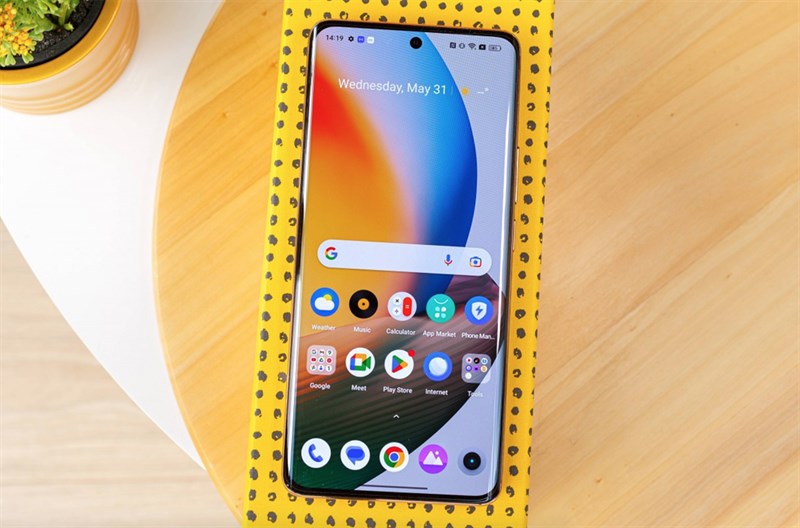 Thiết kế mặt trước của realme 11 Pro+ với màn hình cạnh cong