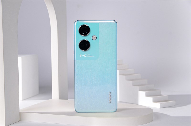 OPPO K11 5G có mặt lưng được hoàn thiện dạng nhám giúp hạn chế tốt tình trạng bám mồ hôi, dấu vân tay