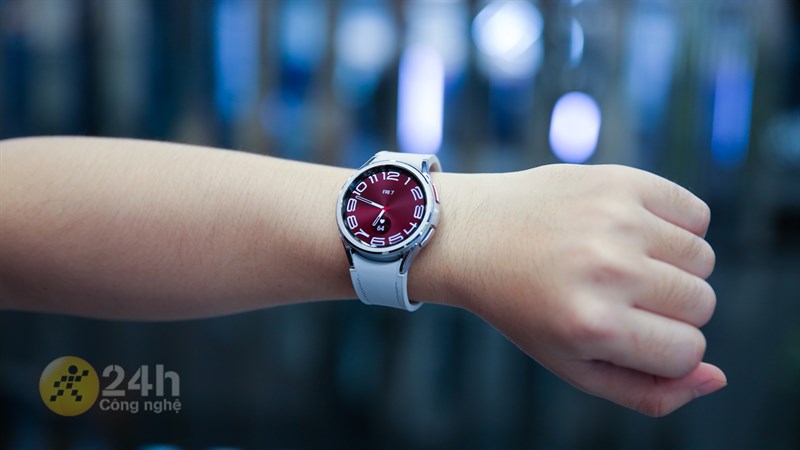 Galaxy Watch6 được hoàn thiện bằng kính sapphire và khung viền cứng cáp, hứa hẹn mang đến độ bền tuyệt vời