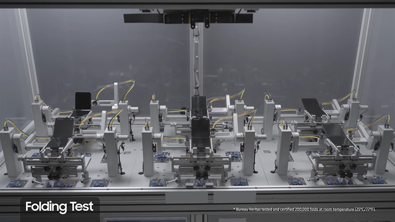 Dòng điện thoại sẽ được gập và mở hàng trăm nghìn lần để thử độ bền bản lề cùng màn hình