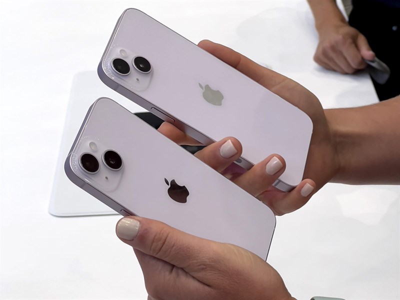 iPhone 14 và iPhone 14 Plus có cùng thiết kế nhưng kích thước khác nhau hoàn toàn