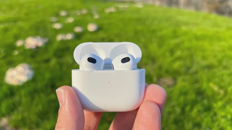 Hộp sạc AirPods 3 được thay đổi thiết kế một chút so với AirPods 2