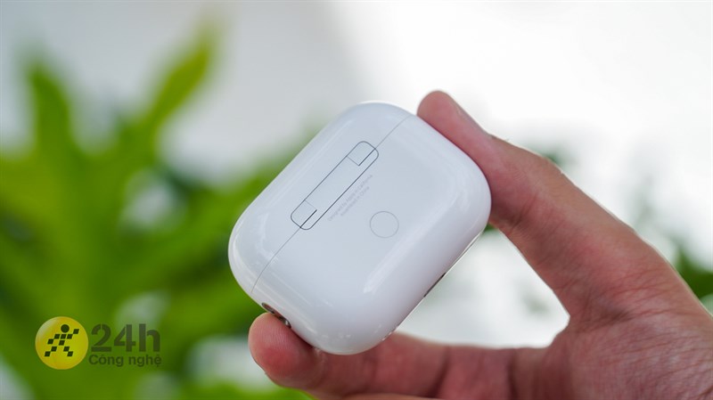 Mặt sau của AirPods Pro 2 là nơi đặt nút vật lý để ghép nối thiết bị và cuộn cảm sạc không dây