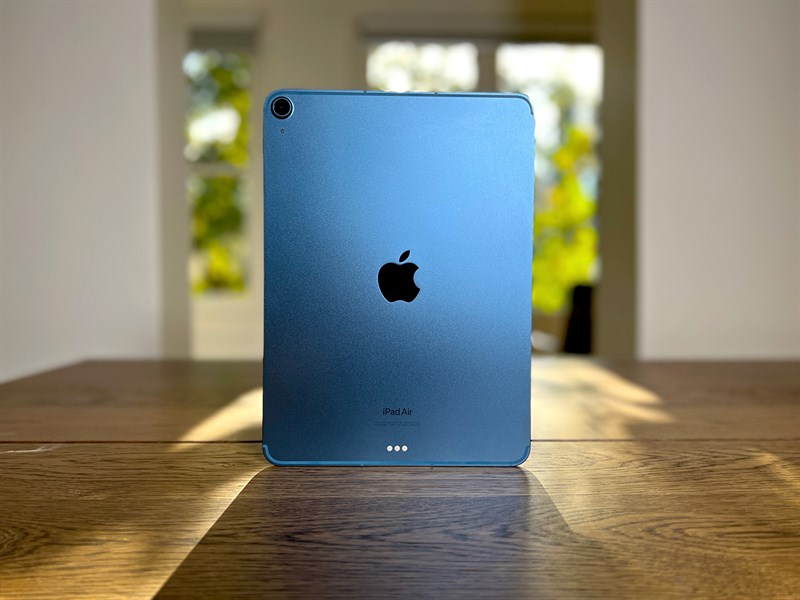 iPad Air 5 sở hữu kích thước lớn hơn iPad mini 6 nhưng có cùng phong cách thiết kế