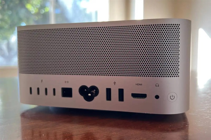 Mac Studio M2 Max/M2 Ultra có rất nhiều cổng kết nối đi kèm