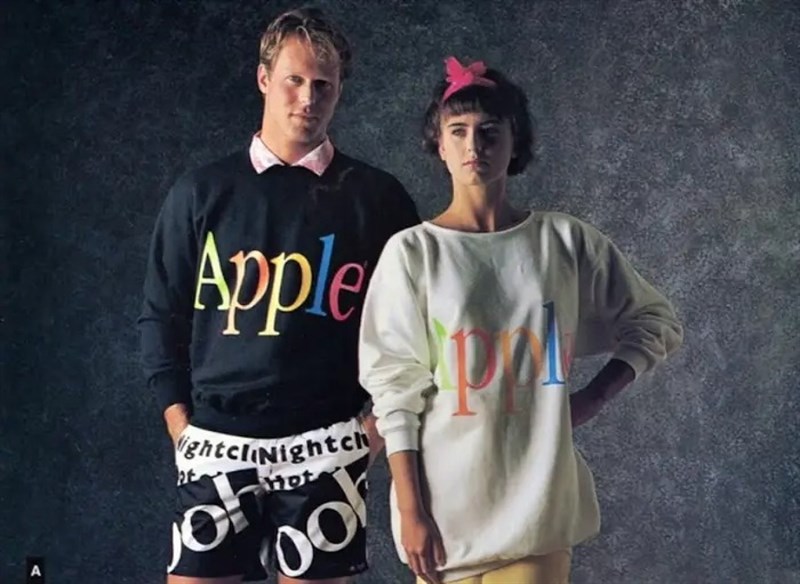 Vào năm 1986 Apple đã bắt đầu một dòng sản phẩm quần áo và phụ kiện ngắn hạn có tên gọi là Apple Collection 
