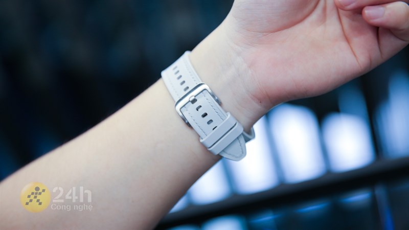 Thiết kế bao gồm một vỏ thép không gỉ cao cấp và dây đeo silicone có thiết kế hybrid phủ thêm lớp da