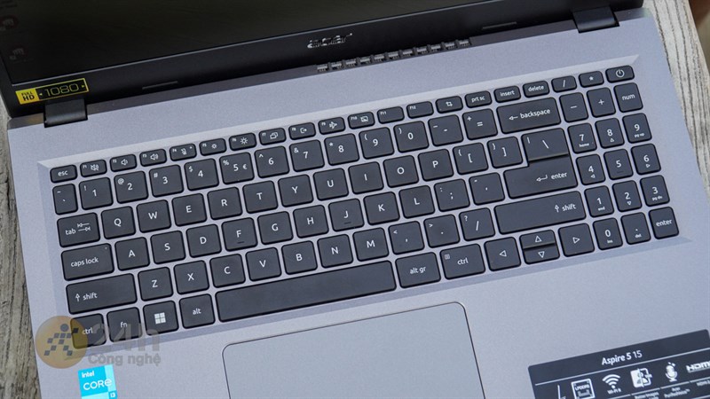 Acer Aspire 5 A515 được trang bị hệ thống bàn phím full size có cả cụm phím số.
