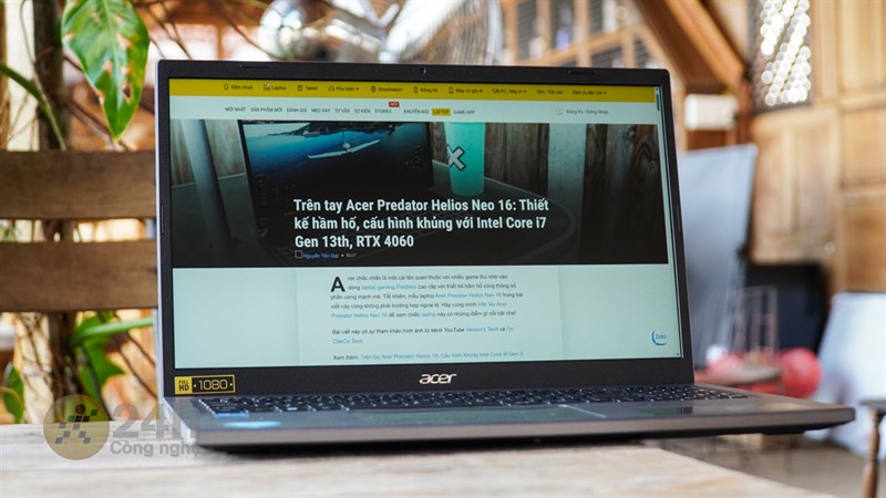 Màn hình có độ sáng vừa phải, theo hãng công bố là 250 nits.