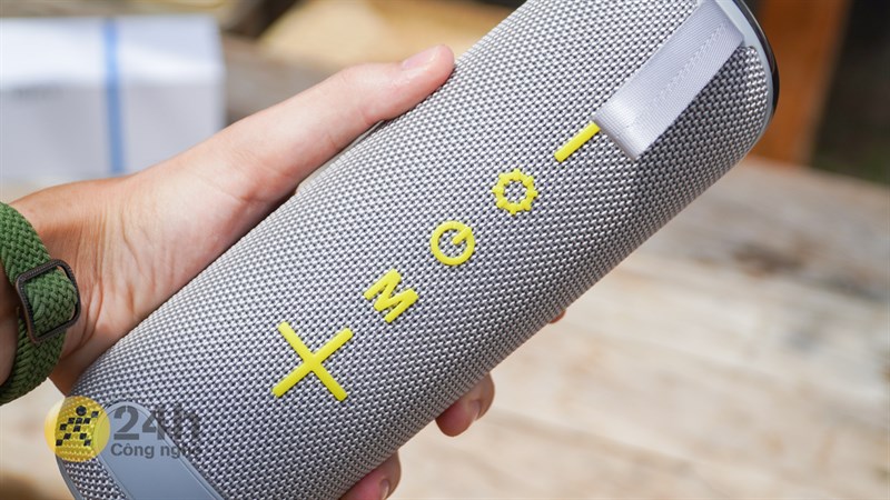 Mặt màng loa Olike S3 còn là nơi đặt hệ thống nút bấm vật lý