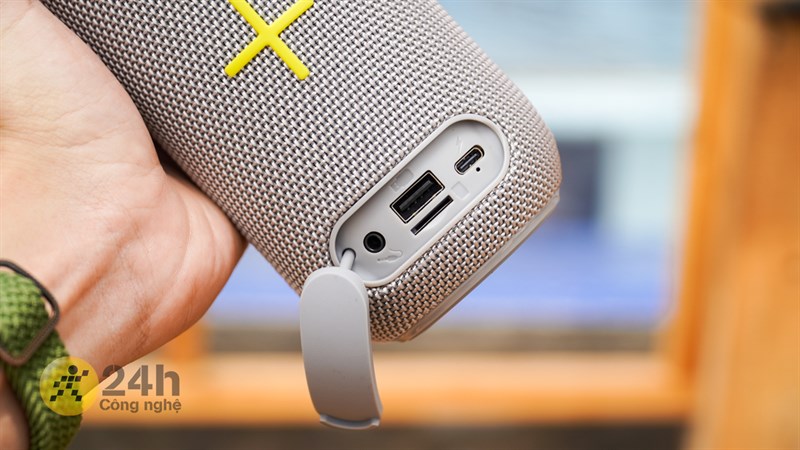 Có thêm hệ thống cổng kết nối bên dưới