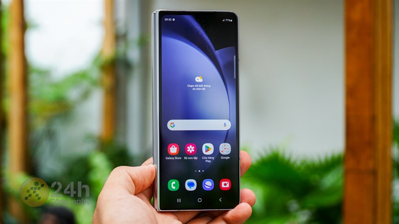 Mặt trước của Galaxy Z Fold 5 vẫn có kích thước, chất lượng hiển thị tương tự như thế hệ tiền nhiệm