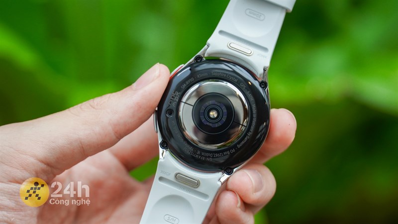 Mặt dưới của Galaxy Watch6 Classic có các cảm biến và cụm chân sạc