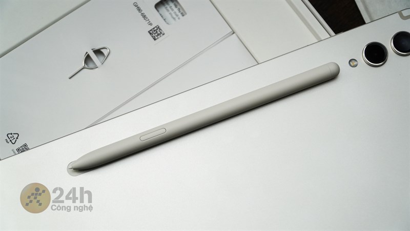 Bút S Pen của Tab S9 Ultra cũng hỗ trợ chuẩn kháng bụi, nước IP68