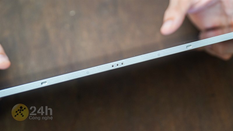 Cuối cùng, cạnh trái của Tab S9 Ultra là nơi đặt các chân kết nối với phụ kiện bàn phím.