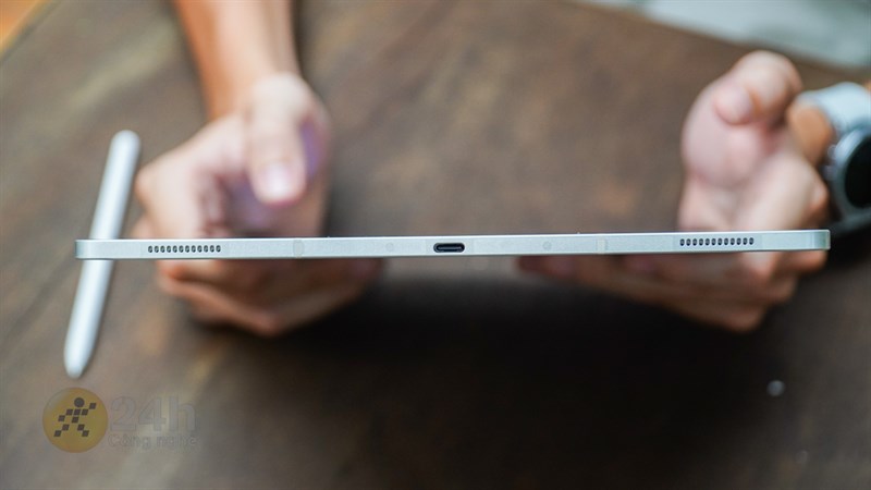 Trong khi đó, cạnh dưới của Tab S9 Ultra là nơi đặt cổng sạc USB-C cùng 2 loa khác.