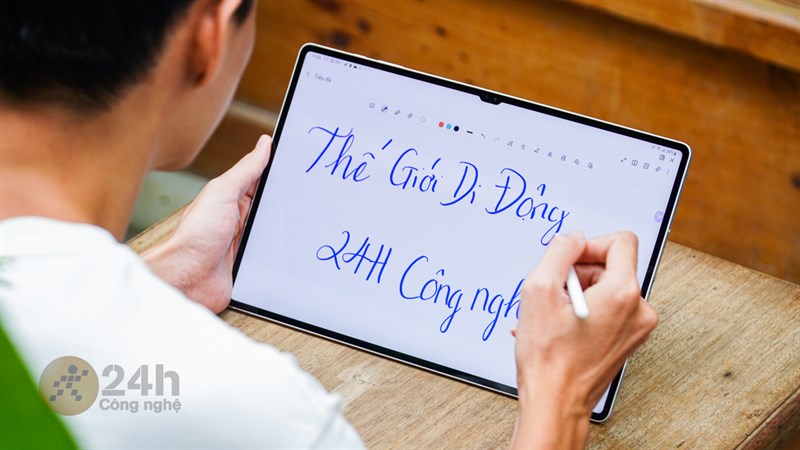 Trải nghiệm viết trên màn hình Galaxy Tab S9 Ultra bằng bút S Pen thật sự rất đã.
