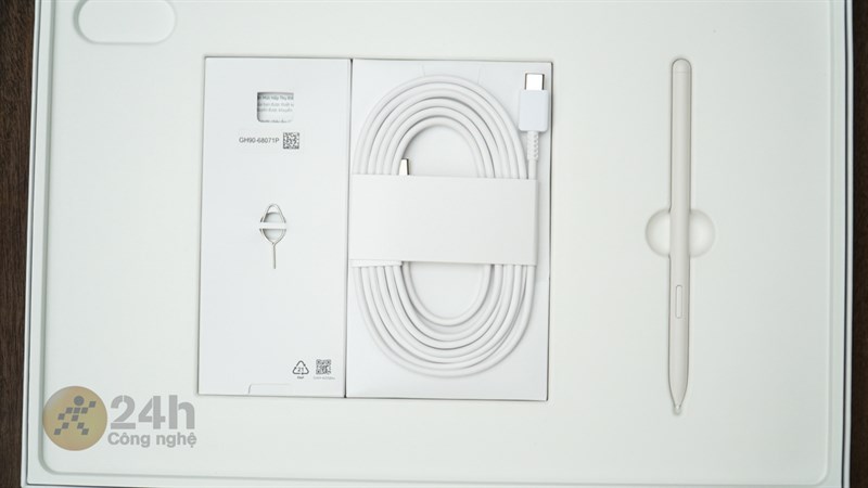 Các phụ kiện bên trong Galaxy Tab S9 Ultra.