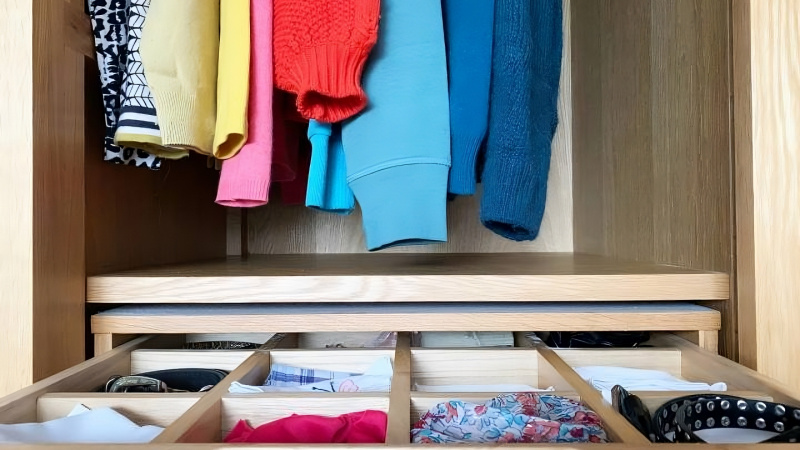 4 lý do khiến tủ quần áo có mùi hôi khó chịu, dọn mãi không hết