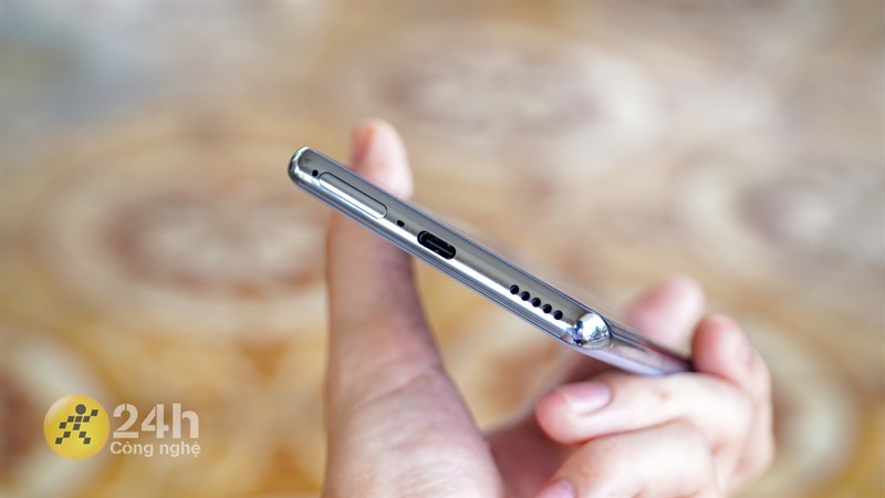 Cạnh dưới của OPPO Reno10 5G có cổng sạc, buồng loa, mic thoại và khe đựng khay SIM Cạnh dưới của OPPO Reno10 5G có cổng sạc, buồng loa, mic thoại và khe đựng khay SIM