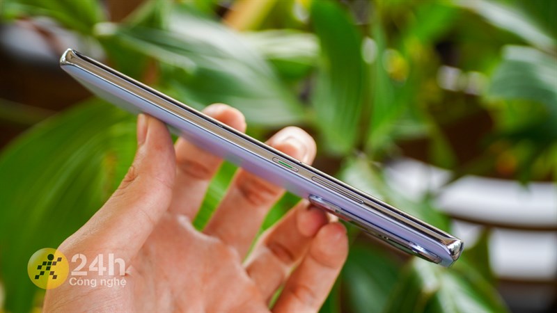 Cạnh phải của OPPO Reno10 5G có cụm nút tăng/giảm âm lượng và nút nguồn Cạnh phải của OPPO Reno10 5G có cụm nút tăng/giảm âm lượng và nút nguồn