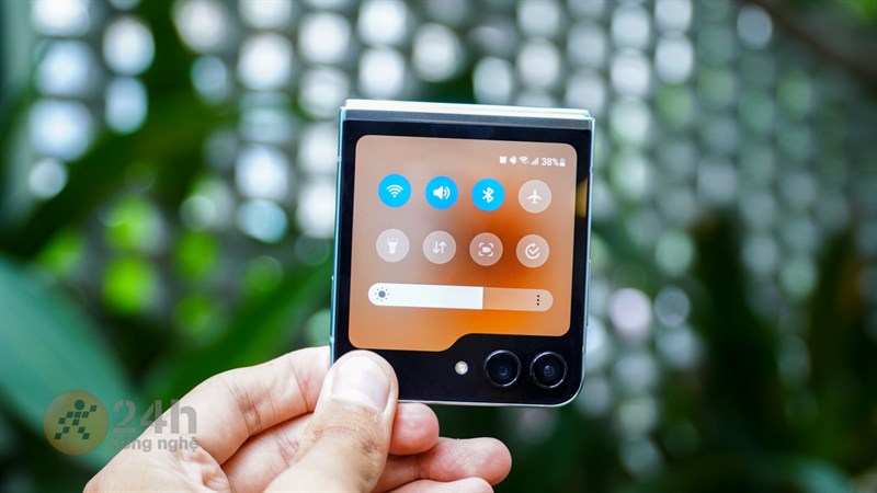 Galaxy Z Flip5 được Samsung trang bị chuẩn kết nối cao cấp tương tự các 