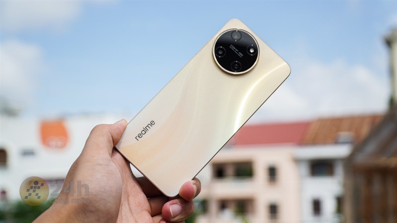 Mặt lưng realme 11 được phủ lớp kính bóng nên trông sản phẩm luôn bóng bẩy