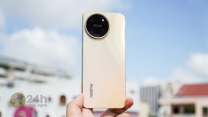 Trải nghiệm trên tay realme 11 rất thoải mái