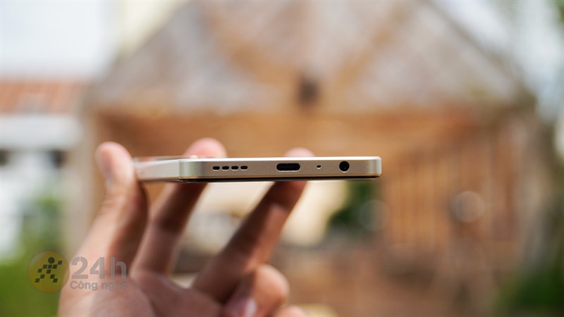 Cạnh đáy chứa dải loa, cổng cắm tai nghe chuẩn 3.5 mm và cổng sạc USB-C