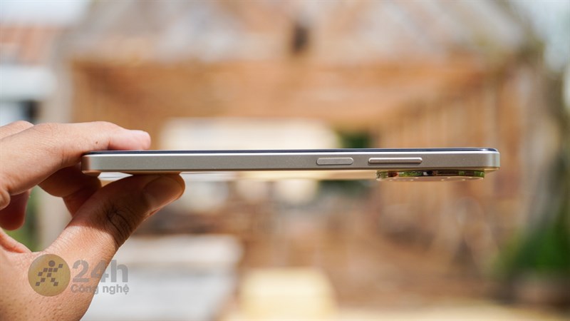 Cạnh phải chứa nút nguồn kiêm cảm biến vân tay và nút tăng giảm âm lượng