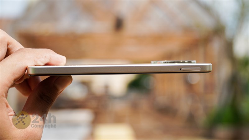 Cạnh trái của máy chứa khe cắm SIM