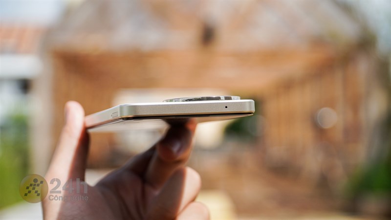 Cạnh trên realme 11 chứa mic phụ