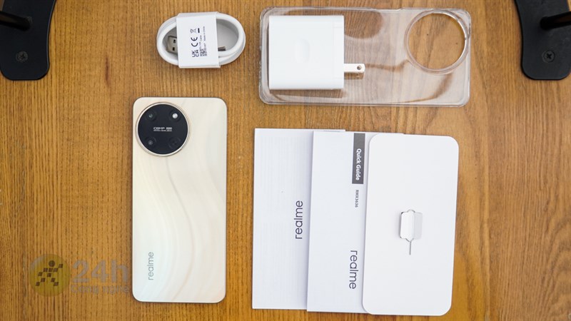 Bên trong hộp đựng chứa đầy đủ món phụ kiện đi kèm