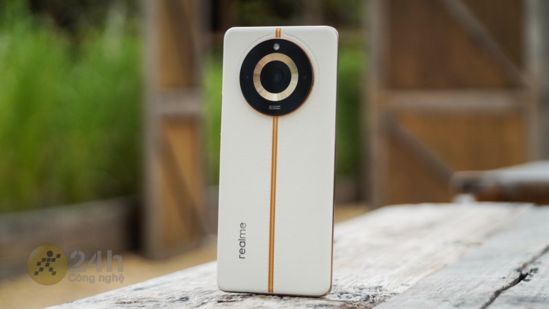 Dọc theo mặt lưng của realme 11 Pro+ 5G có một đường chỉ thêu màu cam rất nổi bật và tạo thêm điểm nhấn cho thiết bị. Dọc theo mặt lưng của realme 11 Pro+ 5G có một đường chỉ thêu màu cam rất nổi bật và tạo thêm điểm nhấn cho thiết bị.