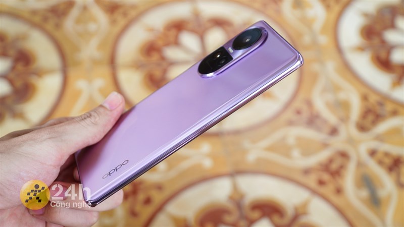 Các cạnh bên của OPPO Reno10 Pro 5G cũng được làm cong nhẹ khác với xu hướng vuông vức trên các điện thoại trong thời gian gần đây. Các cạnh bên của OPPO Reno10 Pro 5G cũng được làm cong nhẹ khác với xu hướng vuông vức trên các điện thoại trong thời gian gần đây.