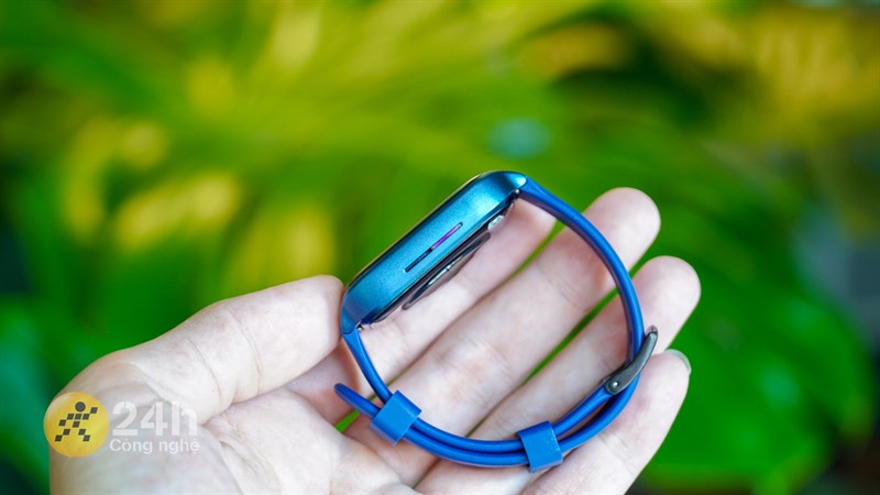 Cạnh trái của thiết bị là dải lao kiêm lỗ thoát nước