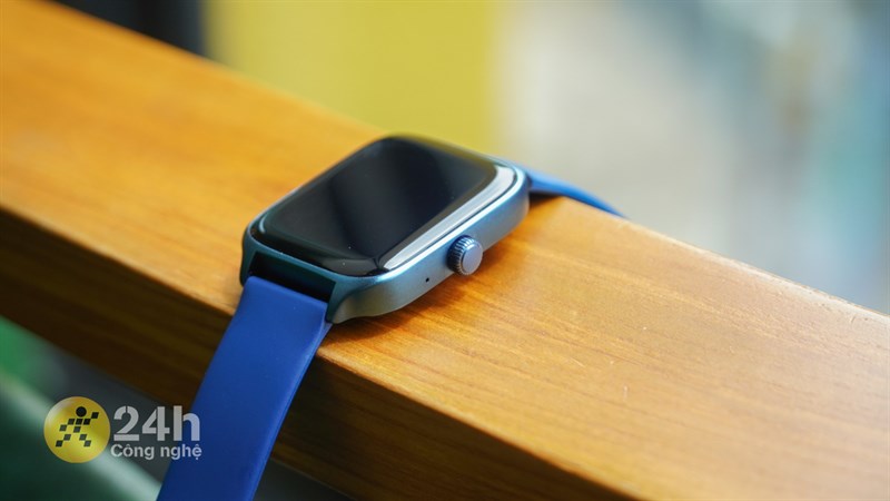 Cạnh phải của Zwatch Z6 chứa mic và núm xoay