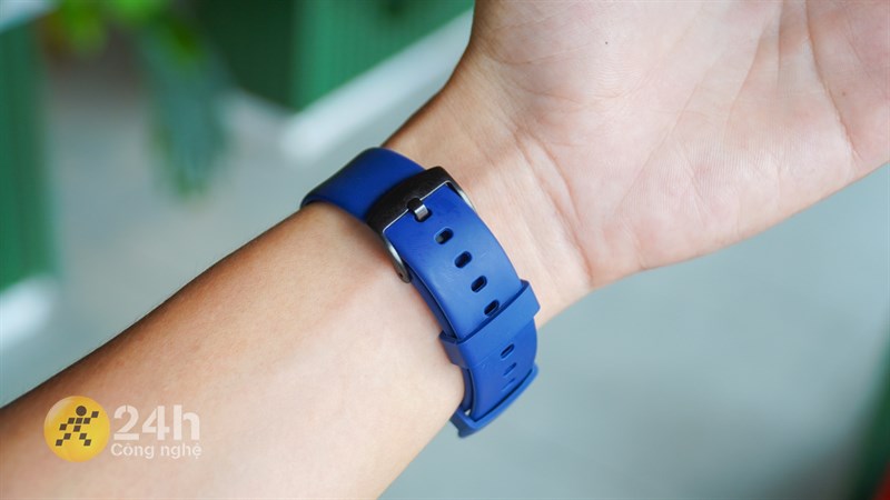 Cảm giác đeo thoải mái còn nhờ vào dây đeo và mọi người cũng có thể dễ dàng thay thế bằng sợi dây khác có cùng bề rộng 20 mm