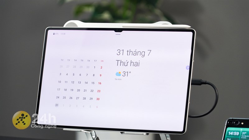 Mình có thể biến Tab S9 Ultra thành một chiếc đồng hồ để bản với khả năng hiển thị thông tin ngày giờ, thời tiết, lời nhắc ghi chú,... rất tiện lợi.