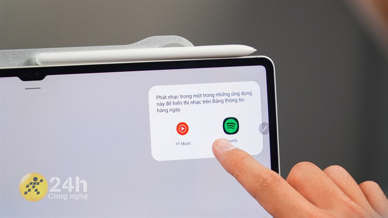 Thậm chí là phát nhạc thông qua Spotify hoặc YouTube Music.