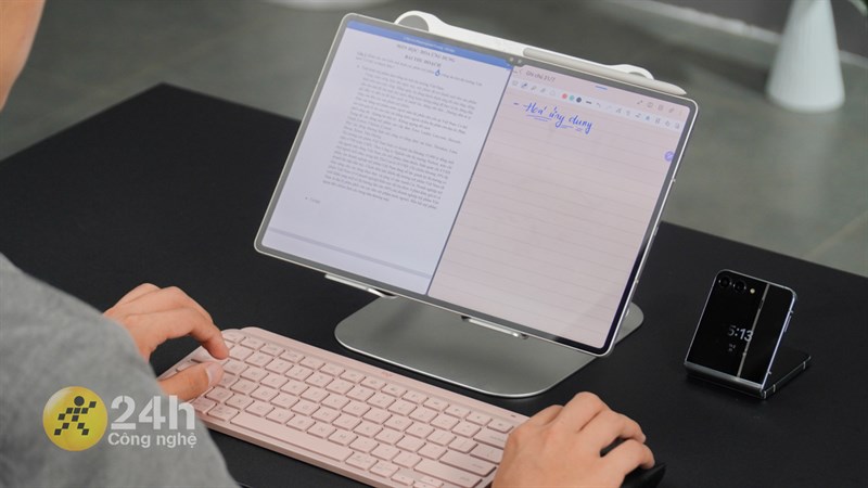Mình có thể biến Galaxy Tab S9 Ultra thành chiếc laptop 14.6 inch thông qua việc kết nối thiết bị với bàn phím và chuột.